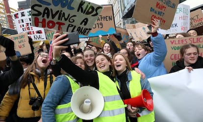 Un grupo de manifestantes se fotografía durante una reciente marcha contra el cambio climático en Bruselas. / Y. HERMAN (REUTERS)