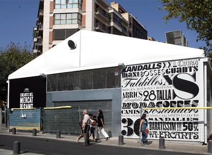 La carpa del mercado de Sant Antoni destinada a los comerciantes de los encantes.