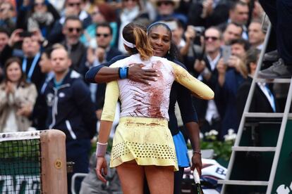 Serena Williams felicita a Garbiñe Muguruza tras ganar la final de Roland Garros.