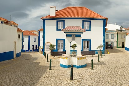 Un pueblo de pescadores que se refugia entre un acantilado y el inmenso palacio de Mafra, situado a 8 kilómetros. De Ericeira salió hacia Brasil, exiliada pero en paz, la familia real portuguesa. Conserva sus raíces marineras, sus capillas dedicadas a la patrona de los pescadores, sus casitas blancas y azules y un par de restaurantes en donde se disfruta del mejor marisco local.