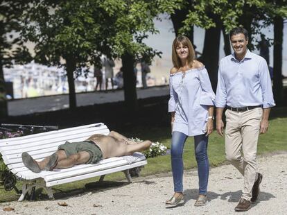 El secretario general del PSOE, Pedro Sánchez, y la líder de la formación en Euskadi y candidata a lehendakari, Idoia Mendia, poco antes del acto socialista en San Sebastián.