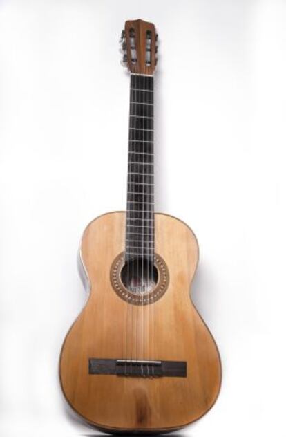 La primera guitarra de Serrat.