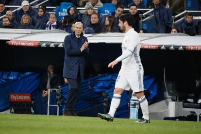 Zidane aplaude durante el partido.