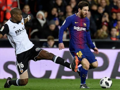 Messi en una jugada del partido en Mestalla.