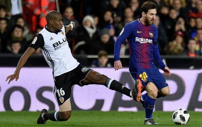 Messi en una jugada del partido en Mestalla.