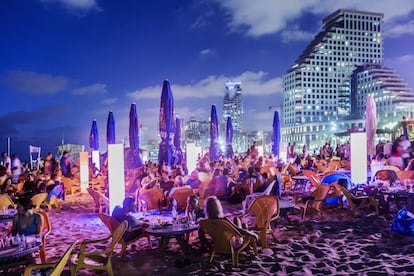 Hace un siglo Tel Aviv era poco más que dunas. Hoy es una ciudad cosmopolita llena de bares, restaurantes y 'boutiques' cuyo epicentro sigue estando en la que la playa. La gente se broncea y los más atléticos nadan, hacen surf y juegan intensos partidos de matkot (ráquetbol playero). Las playas de Tel Aviv tienen personalidad propia (en la foto, Jerusalem beach) y el azul intenso del Mediterráneo de fondo. El contrapunto a su modernidad está en el viejo barrio de Jaffa, cuyo puerto se menciona en el Antiguo Testamento y tuvo su primer momento de esplendor durante el reinado de Salomón. Destino de muchos peregrinos en su camino a Tierra Santa, hoy es un lugar de esparcimiento, sobre todo en las noches de verano.