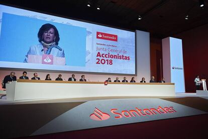 Imagend e la junta de accionistas del Santander. En el frontal del escenario, su nueva imagen de marca