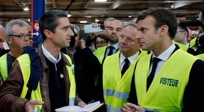 El diputado de izquierdas Fran&ccedil;ois Ruffin y el presidente Emmanuel Macron en la f&aacute;brica Whirlpool de Amiens