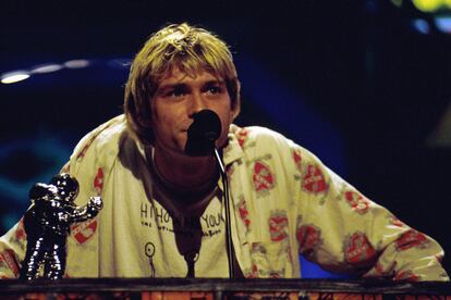 Cobain recogiendo un premio de la MTV en 1992.
