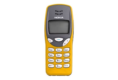 Nokia 3210. Nacido en 1999, vendió 160 millones de unidades. Solo cuatro botones para el menú. El cambio de carcasas causó furor.