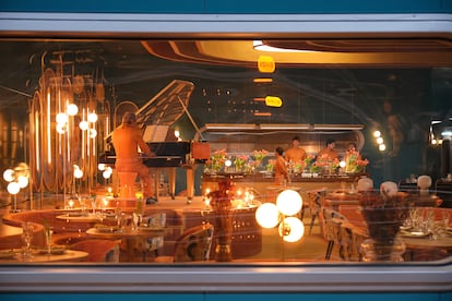 El espacio más destacado de las zonas comunes es el restaurante, aquí visto desde la galería central.