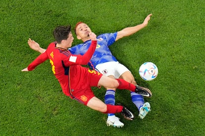 Yuto Nagatomo y Gavi pugnan por un balón. 