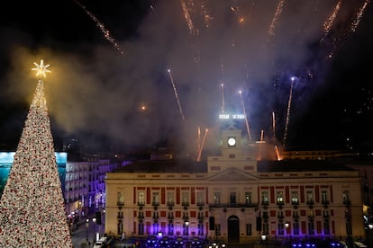 Fuegos artificiales durante la celebración del Año Nuevo en la Puerta del Sol, en Nochevieja.