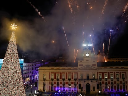 Fuegos artificiales durante la celebración del Año Nuevo en la Puerta del Sol, en Nochevieja.