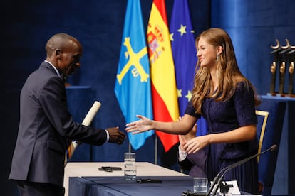 La princesa Leonor saludaba al atleta keniano Eliud Kipchoge, premio Princesa de Asturias de los Deportes, durante la entrega del galardón, este viernes.
