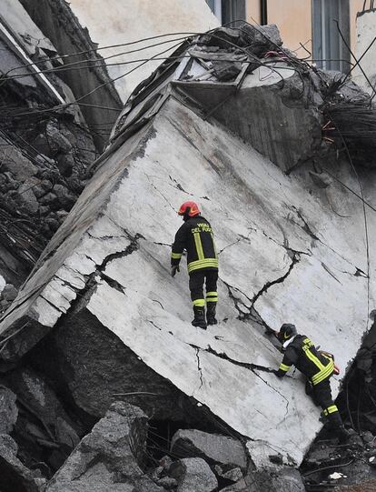 Los equipos de rescate trabajan entre los escombros del puente de la carretera Morandi colapsado en Génova, norte de Italia.