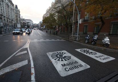 La señalización de Madrid Central consiste en una doble línea roja de 10 kilómetros lineales y pictogramas en las entradas del área de acceso restringido.