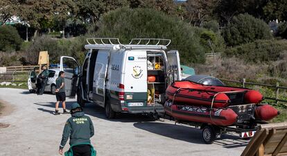 Miembros del Grupo Especial de Actividades Subacuáticas (GEAS) de la Guardia Civil durante los trabajos de búsqueda, este viernes. 