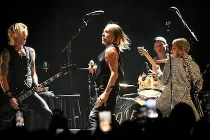 Andrew Watt (primero por la derecha), productor del tema 'Angry' de los Rolling Stones, tocando la guitarra con Iggy Pop, Chad Smith (batería de Red Hot Chili Peppers) y Duff McKagan (bajista de Guns N' Roses). Fue el pasado 22 de abril en San Francisco.  