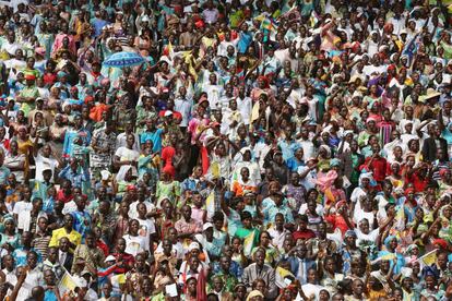 Miles de personas espera la llegada del Papa que ha dado una misa en el estadio deportivo de Bangui.