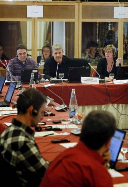 El presidente del Comité y trabajador de la planta de San Cibrao (Lugo), José Luis Combarro (c), durante la reunión del Comité Europeo de Alcoa. EFE/Archivo