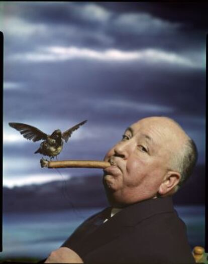 Foto de Alfred Hitchcock para la promoción de la película 'Los pájaros', 1962.