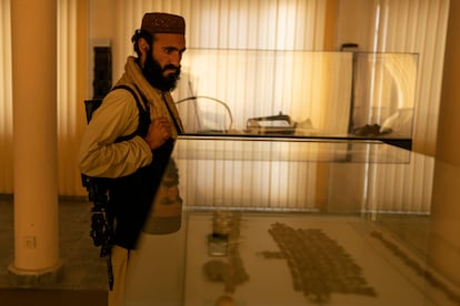 Un talibán en el Museo Nacional de Kabul el pasado lunes