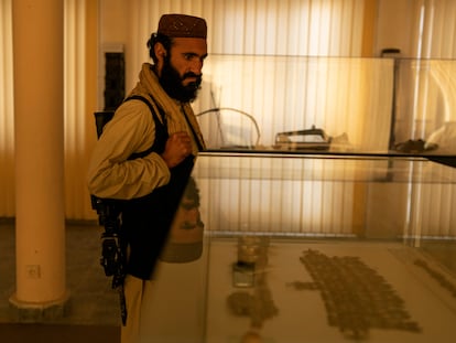 Un talibán en el Museo Nacional de Kabul el pasado lunes