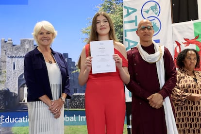 La infanta Sofía recibe su diploma de graduada en Bachillerato Internacional en el UWC College de Gales este sábado.