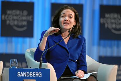 <p>Mark Zuckerberg es el jefe supremo de Facebook y la mente que traza las líneas maestras del futuro de la red social. Pero en el día a día se hace vital la figura de su número dos, la jefa de operaciones (COO) Sheryl Sandberg (47 años). Ella es responsable en gran medida de la apuesta de Facebook por su servicio de vídeo en directo. Sandberg es una activista convencida de la diversidad y es autora de un libro (que más tarde <a href="https://leanin.org/">ha derivado en ONG</a>) sobre liderazgo y desarrollo profesional para mujeres. Su famosa charla TED de 2010, <a href="https://www.ted.com/talks/sheryl_sandberg_why_we_have_too_few_women_leaders">¿Por qué tenemos tan pocas mujeres líderes?</a>, es considerada un referente inspiracional para el desarrollo profesional femenino.</p>