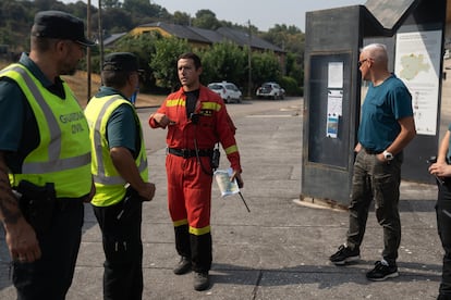 Reunión entre un agente de la UME y la Guardia Civil en el centro de mando de Carucedo, este lunes.