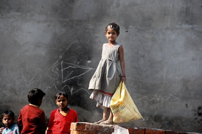 Una niña recoge basura en el barrio marginal de Sigra, en Varanasi (India). 27.Según la Organización Internacional del Trabajo (OIT), uno de cada seis niños entre 5 y 17 años, unos 211 millones, trabajan en todo el mundo. El 60% se concentra en Asia y el Pacífico. En India hay 60 millones de niños trabajando.