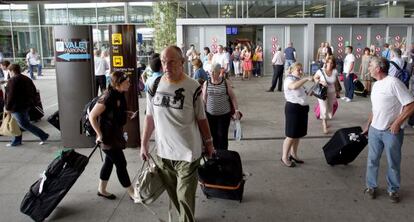 Turistas a su llegada a una de las terminales del aeropuerto de M&aacute;laga.