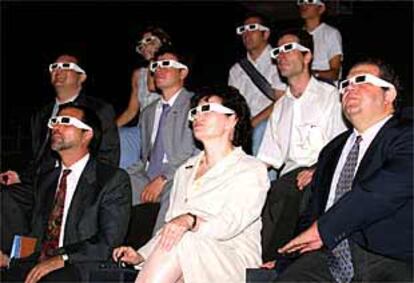 Visitantes del Ifema disfrutan del espectáculo de realidad virtual consistente en un videojuego interactivo.