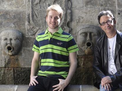 Los escritores de novelas fant&aacute;sticas Javier Ruescas (izquierda) y Jos&eacute; Carlos Somoza, fotografiados en Avil&eacute;s. 