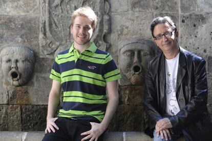 Los escritores de novelas fant&aacute;sticas Javier Ruescas (izquierda) y Jos&eacute; Carlos Somoza, fotografiados en Avil&eacute;s. 