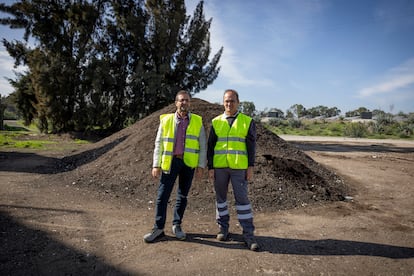 Germán Ramos, jefe de servicio de la Mancomunidad del Alcor (izq.) y Agustín Martínez, director de la planta, la semana pasada. 