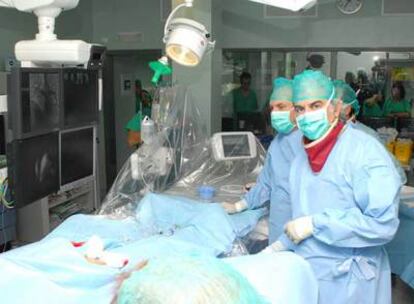 El equipo de cirugía cardiaca del hospital Reina Sofía, durante la implantación de las válvulas.