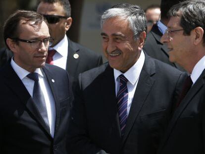 El presidente grecochipriota, Nikos Anastasiadis (derecha) junto al líder turcochipriota, Mustafá Akinci (centro).