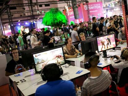 Jóvenes juegan a videojuegos en el marco de la última edición de la feria anual del sector en España, organizada por Aevi en Barcelona.