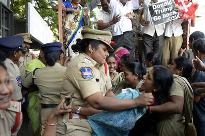 Una policía detiene a un activista del Centro de Sindicatos Indios (CITU) durante una protesta contra la visita del presidente de los Estados Unidos, Donald Trump, a la India, el 24 de febrero.