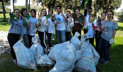 Una de las recogidas de residuos por parte de la ONG Ok Planet con la que colabora la Fundación Real Betis.