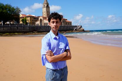 Iyán López, que consiguió la excelencia con un 14 en la EVAU, en la playa de San Lorenzo, en Gijón, este viernes. 
