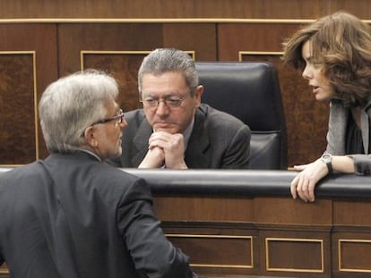 El diputado de CiU Josep Sánchez-Llibre, habla esta mañana con la vicepresidenta Sáenz de Santamaría y el ministro Gallardón
