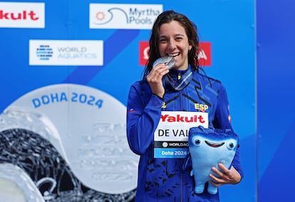 María de Valdés celebra en el podio su plata en la prueba de 10 km en aguas abiertas.