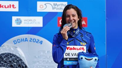 María de Valdés celebra en el podio su plata en la prueba de 10 km en aguas abiertas.