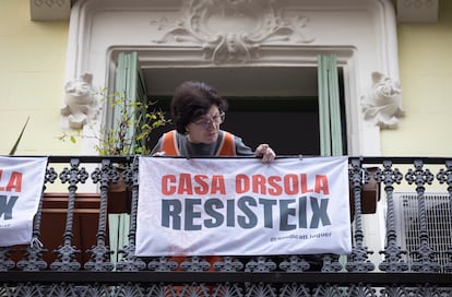 Una vecina de la Casa Orsola mira desde el balcón de su vivienda, este viernes. 