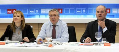 Leire Pajín, José Blanco y Manuel Chaves, durante la reunión mantenida ayer en Madrid con los secretarios regionales del PSOE.