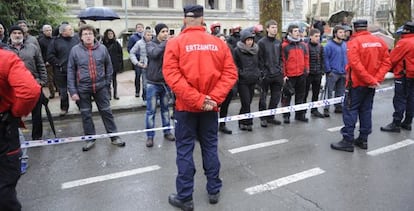 Un grupo de jvenes grita contra Rajoy este mircoles en Vitoria.