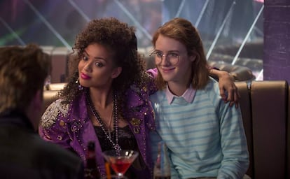 Las actrices Gugu Mbatha-Raw y Mackenzie Davis, en una imagen del cap&iacute;tulo &#039;San Junipero&#039; de la tercera temporada de &#039;Black Mirror&#039;.